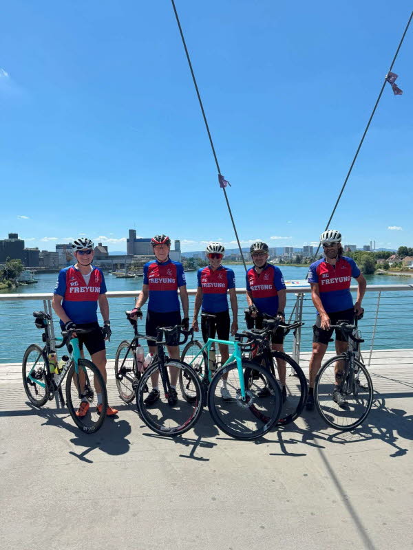 Gruppenfoto auf der Dreilnderbrcke