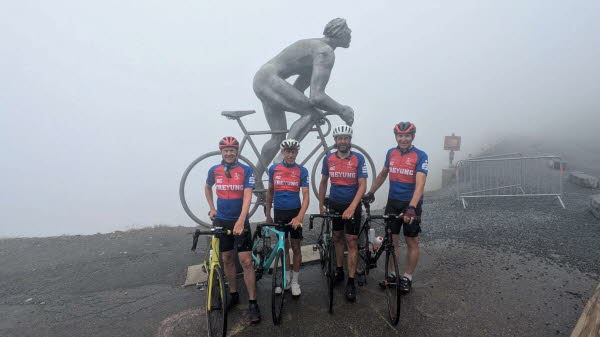 Vor der Metallskulptur